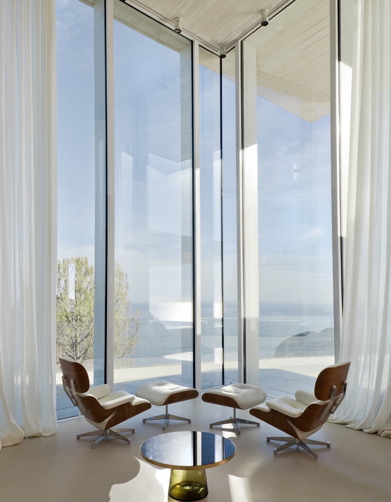 interno_microcemento_design_microdeck_pavimento_sedie_finestre
