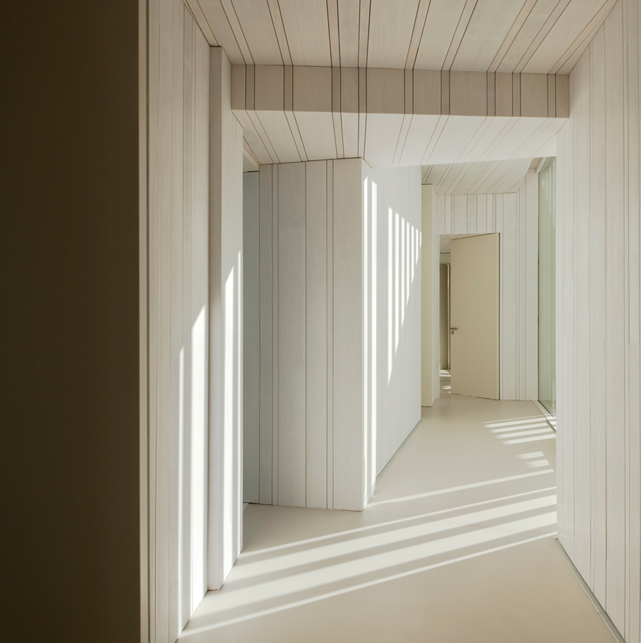 microcemento_microdeck_microfino_pavimento_bianco_casa